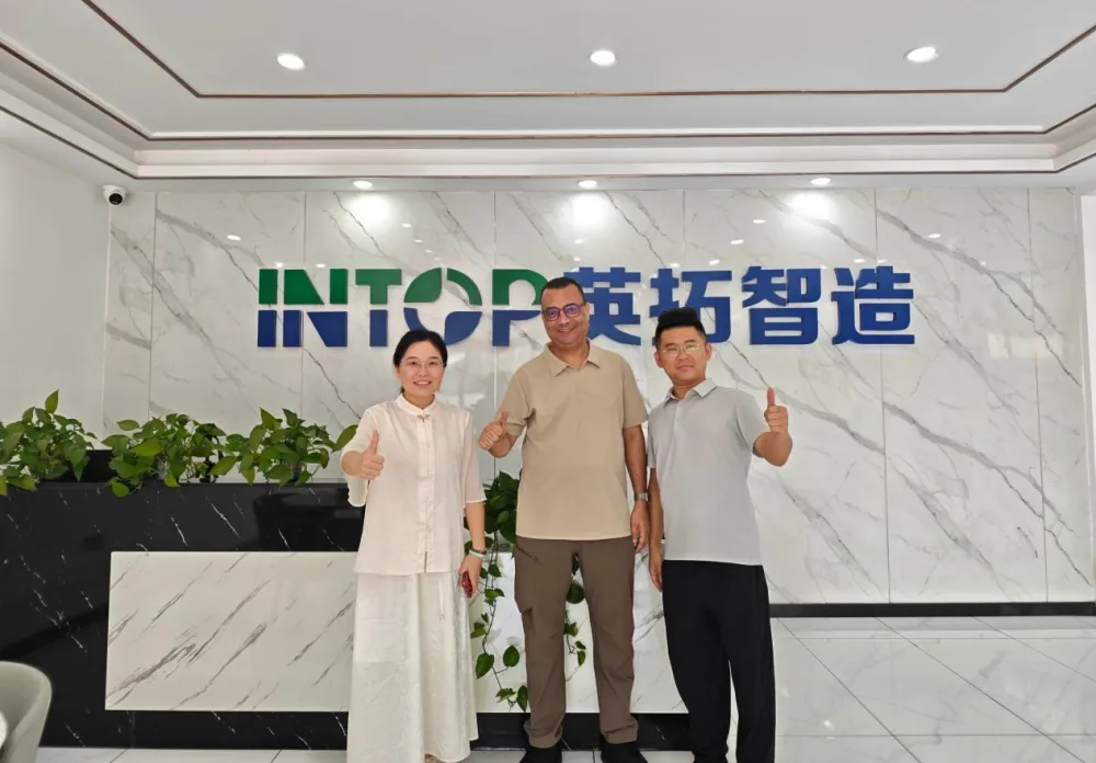 Un cliente marocchino visita Intop Machinery per ispezionare la linea di produzione di yogurt