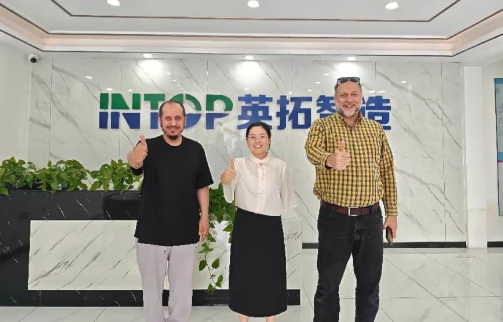 Un cliente saudita visita Intop Machinery per pianificare la linea di produzione di bevande gassate