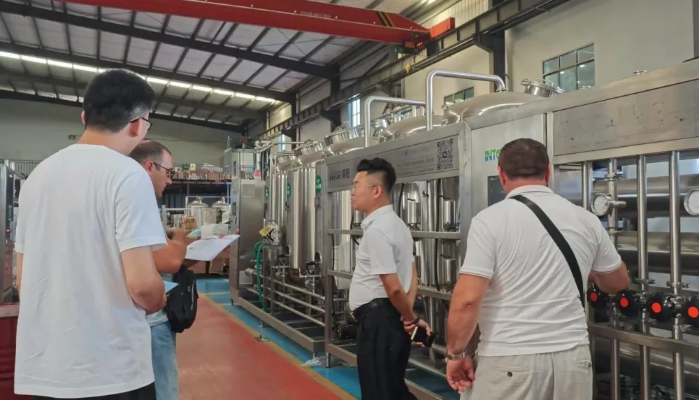 Un cliente azerbaigiano visita Intop Machinery per ispezionare la linea di produzione di succo di melograno